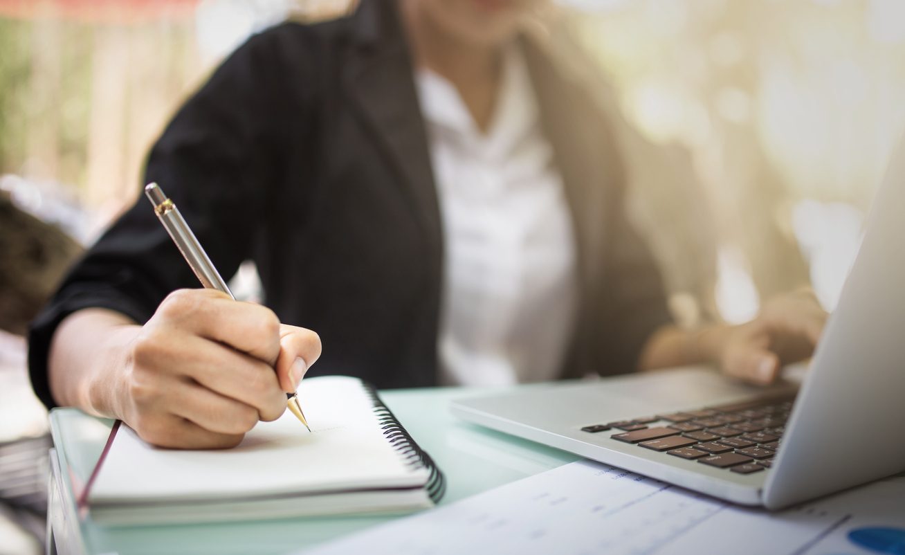 الكتابة بيدك غير المهيمنة يحفز صحة العقل - iStock