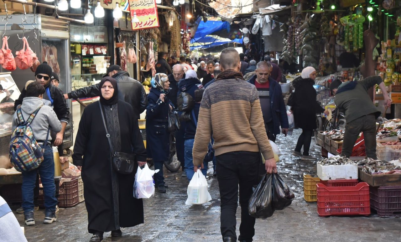 السوريون في إدلب ودمشق يستقبلون شهر رمضان