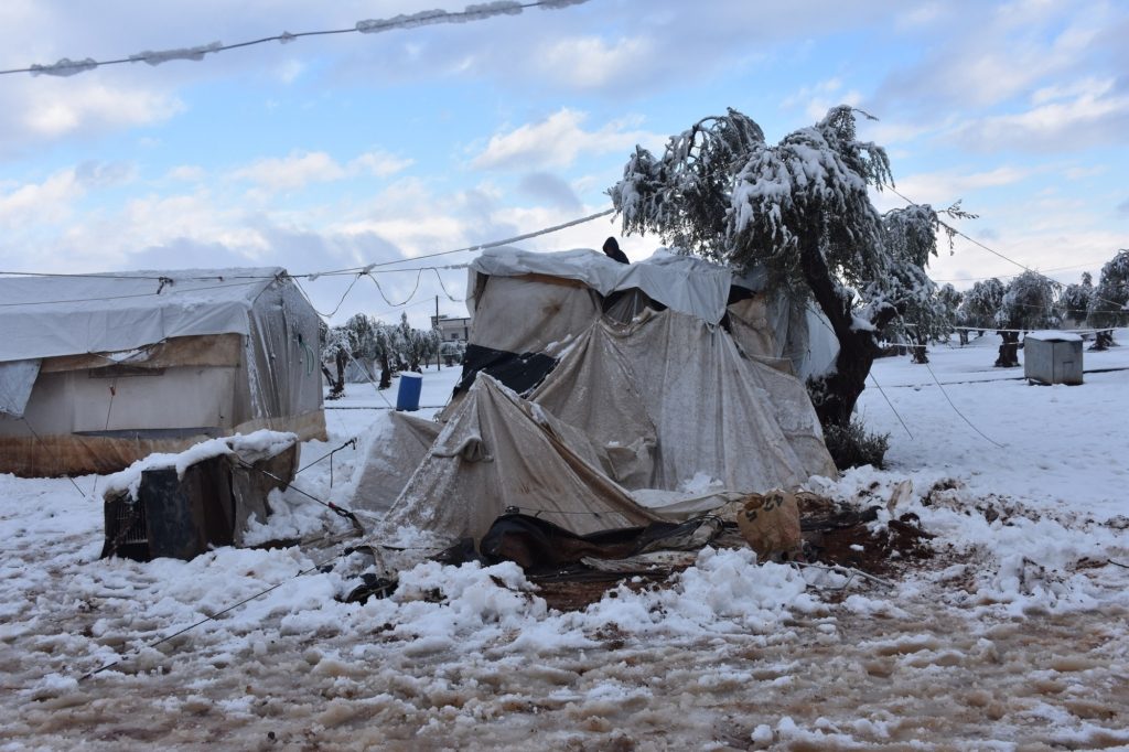 غرق خيام اللاجئين السوريين في الشمال السوري بالثلوج/ الأناضول