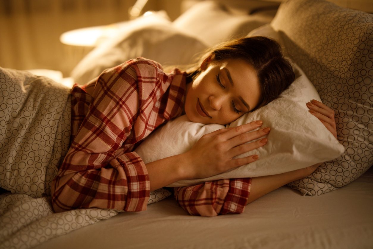 من الضروري النوم بين 7 إلى 9 ساعات كل ليلة لكفاية احتياج الجسم - istock