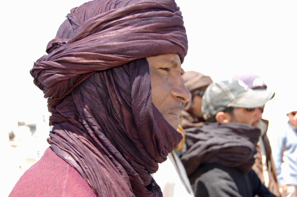 عمال من الطوارق في الصحراء الليبية/ Istock
