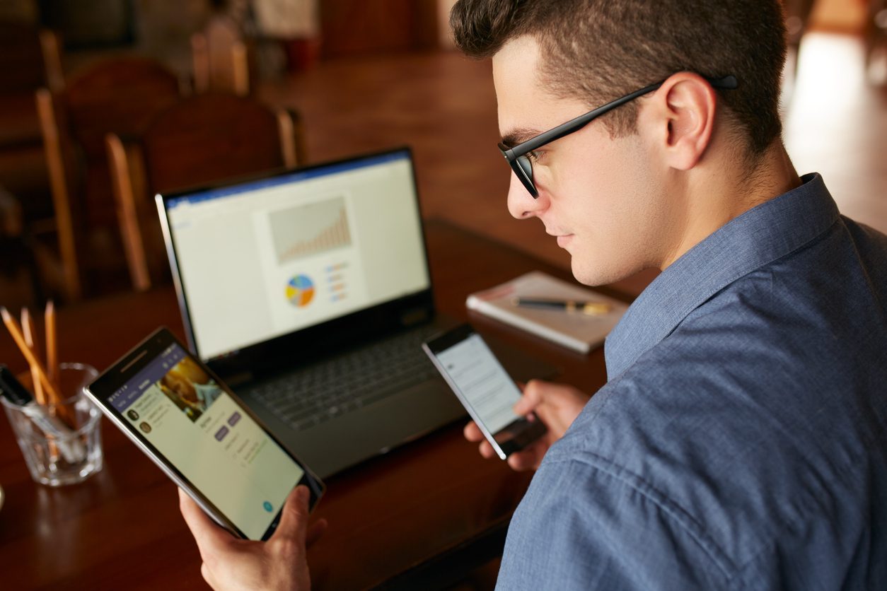 المقارنة بين نفسك وزملاء العمل قد تدفعك لتطوير مهاراتك ومواكبة ما وصلوا له - iStock