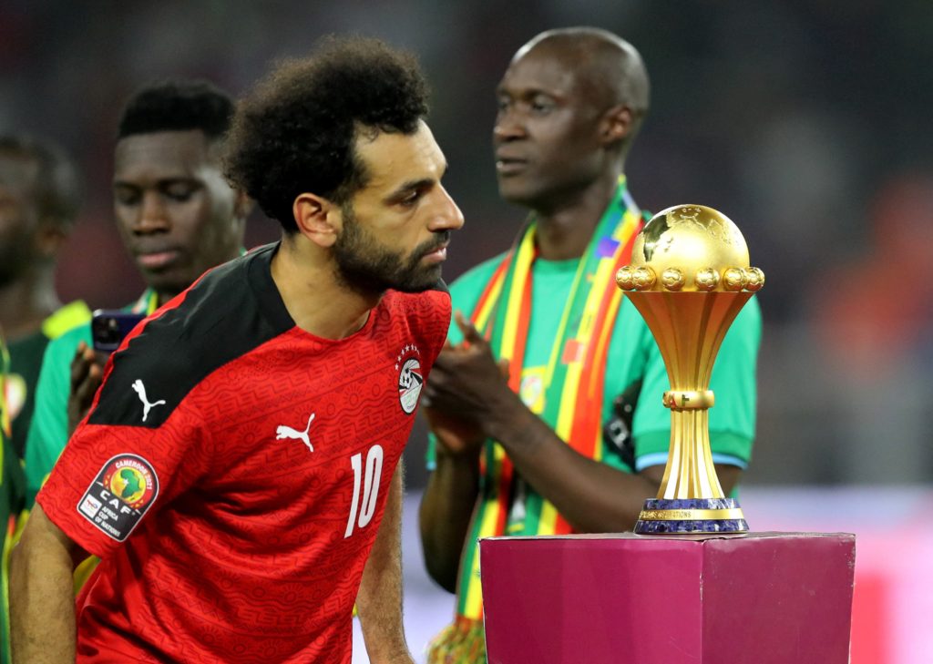 محمد صلاح خسر أمام ماني في نهائي كأس إفريقيا (رويترز)