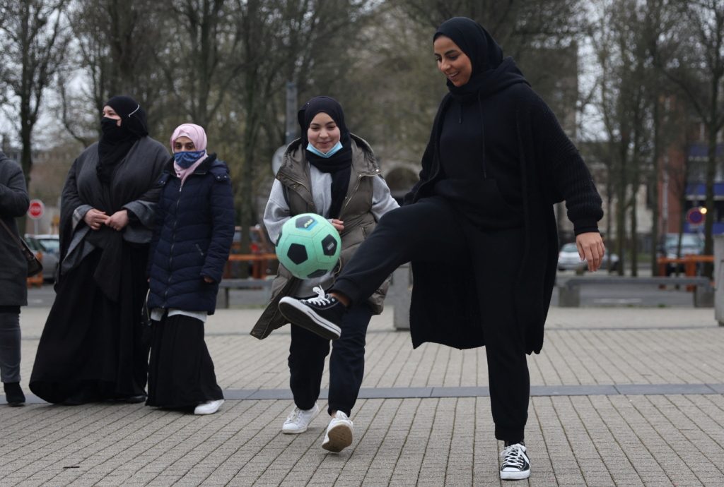 العباءة القمصان الطويلة منع الحجاب في فرنسا