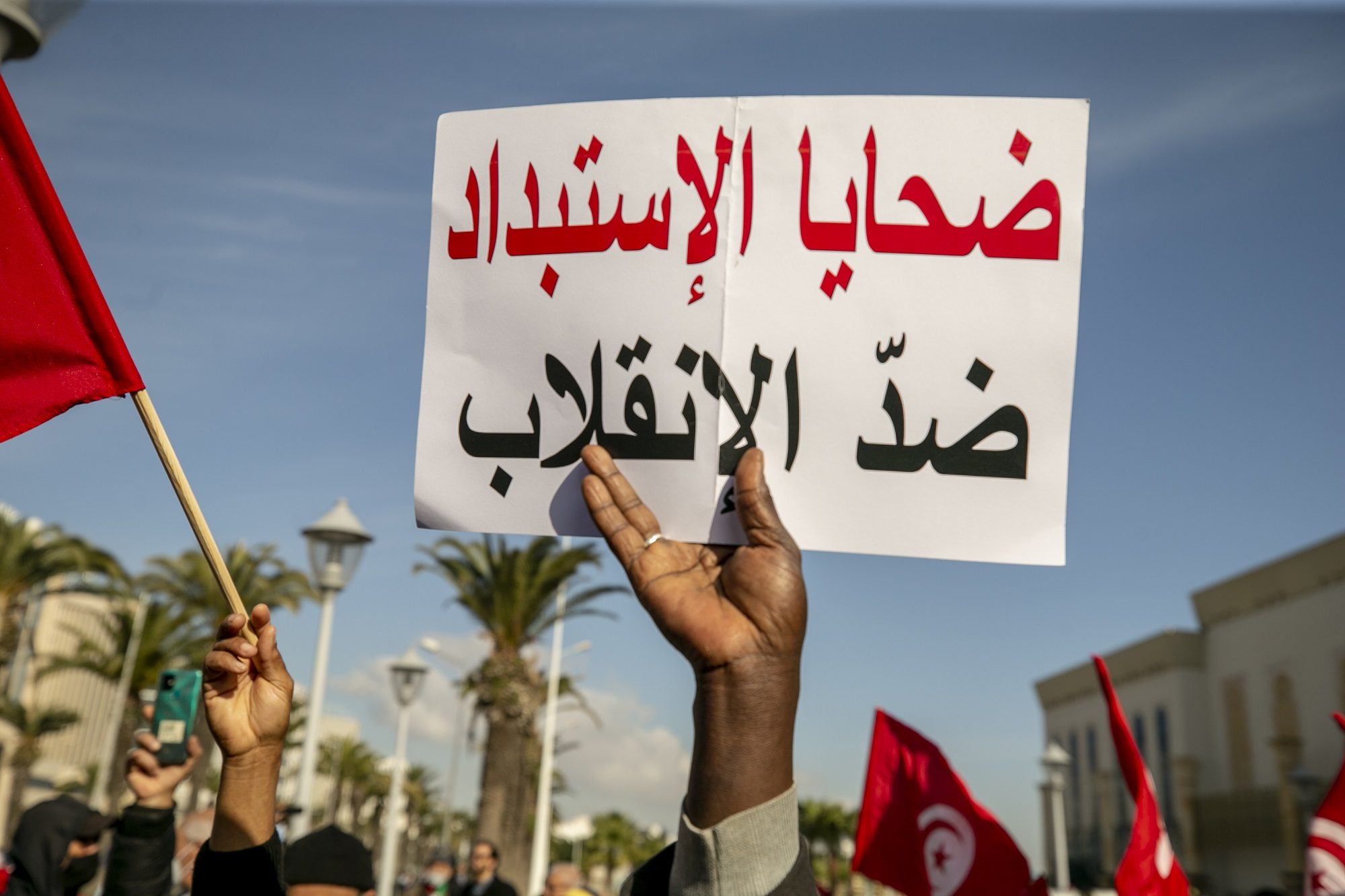 الرئيس التونسي يُمسك بكل السلط في البلاد