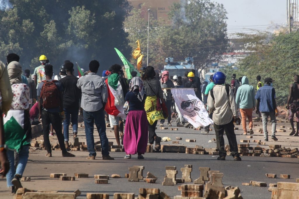 تظاهرات في العاصمة السودانية الخرطوم تطالب بإسقاط انقلاب البرهان وعودة الحكم المدني/ الأناضول