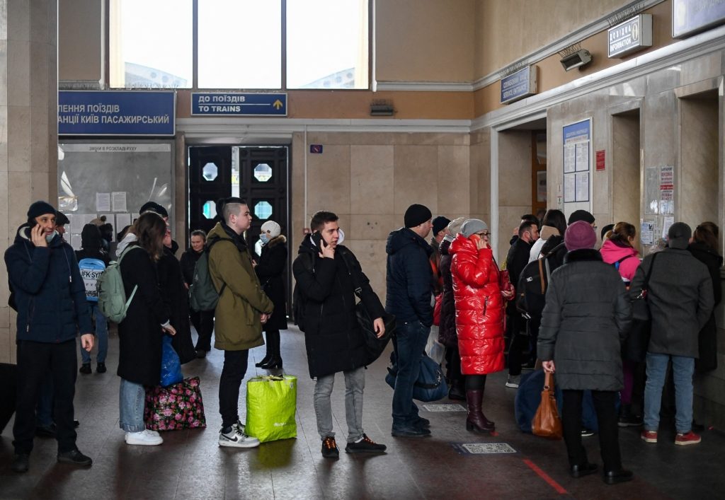 أوكرانيون ينتظرون في طابور لشراء التذاكر في محطة سكة حديد/ GettyImages