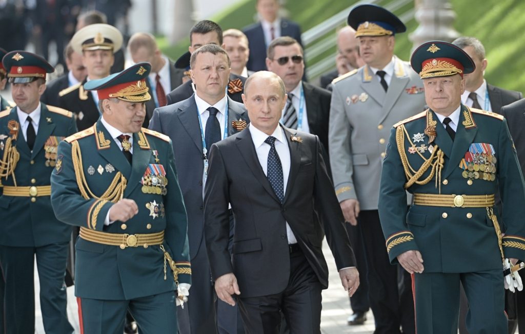 الرئيس الروسي فلاديمير بوتين برفقة قيادات عسكرية روسية/getty images