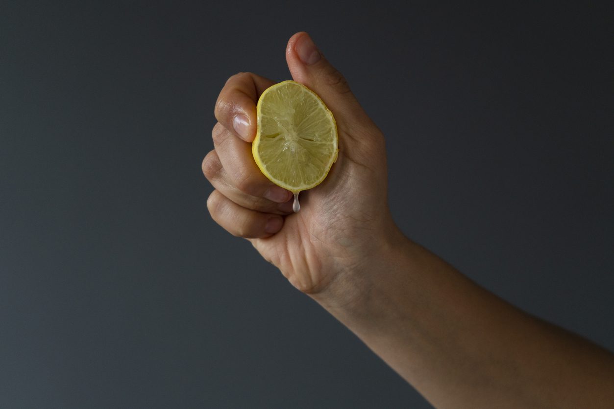 يساعد قشر الليمون في إزالة بقع الصدأ - iStock