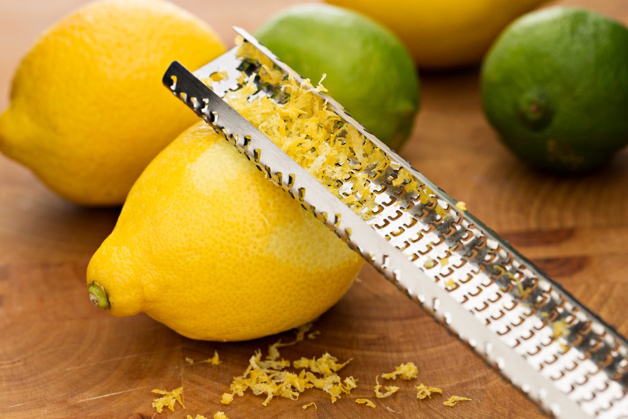 هناك فوائد للتطهير والتنظيف في قشر الليمون - iStock