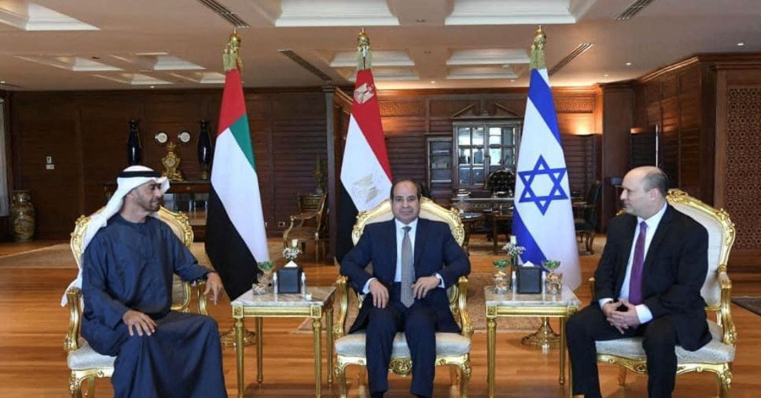 لماذا عقد السيسي قمة ثلاثية مفاجئة مع بينيت وبن زايد؟ الجنيه والقمح والحرس الثوري وأشياء أخرى