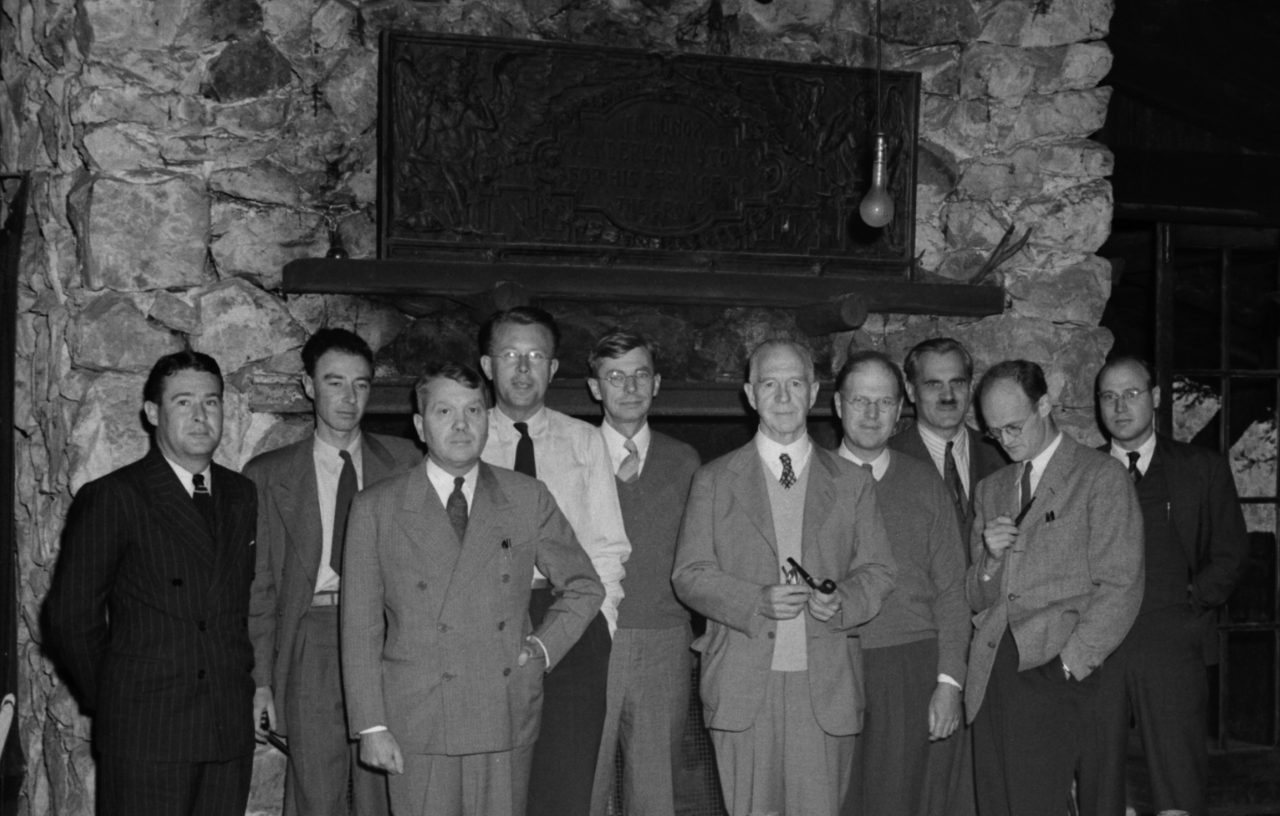 روبرت أوبنهايمر (الثاني من اليسار)، وهارولد سي أوري، مع فريق العلماء الذين شاركوا في صناعة أوّل قنبلة نووية / تصوير دونالد كوكسي