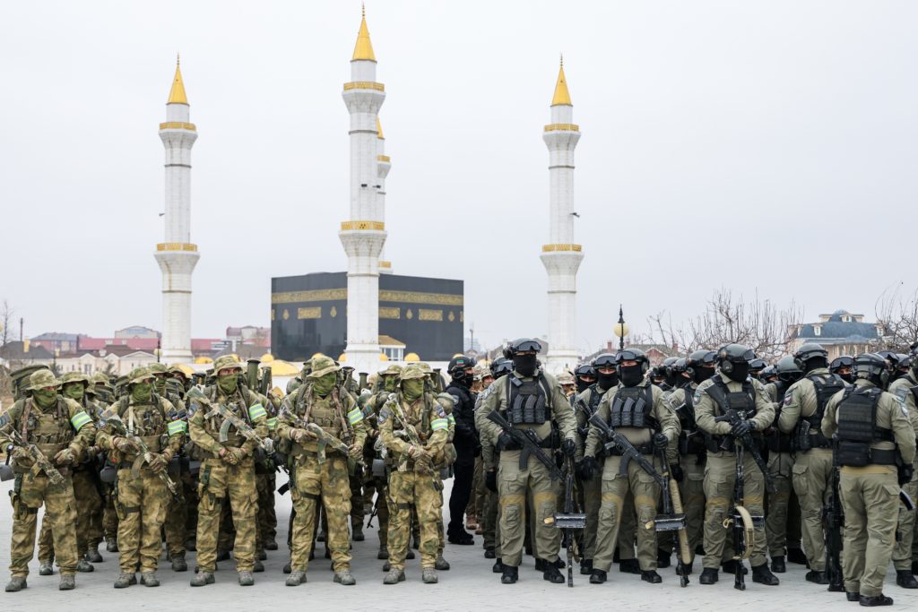 جنود من الشيشان في استعراض عسكري قبيل المشاركة مع الجيش الروسي في الحرب ضد أوكرانيا/ رويترز