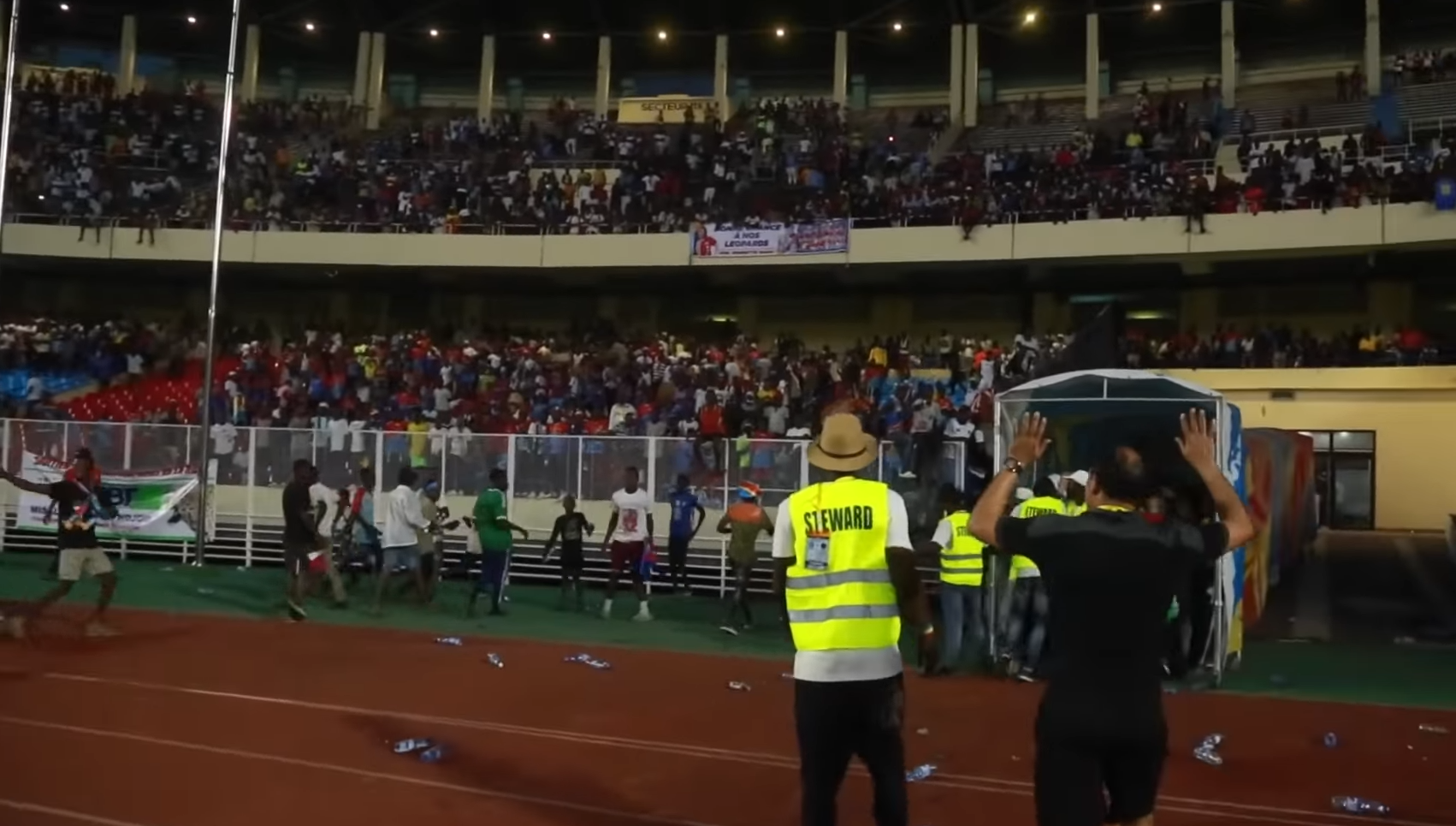 منتخب المغرب يتعرَّض لمضايقات في الكونغو.. فيديو أظهر رشق اللاعبين بالحجارة والزجاجات البلاستيكية