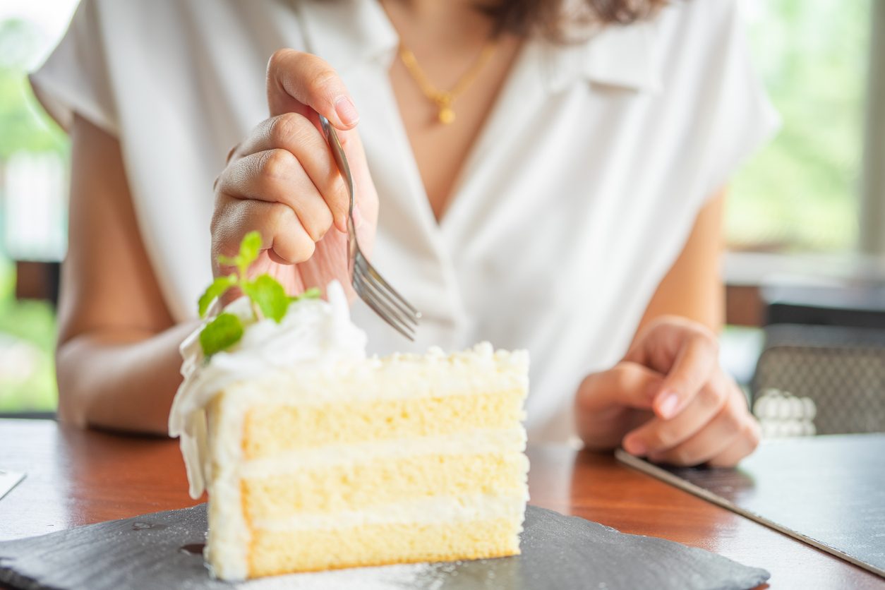 Пожилая женщина ест торт. ГУРА ест торт. Eating Cake in the Cafe. Едят Cake to go.