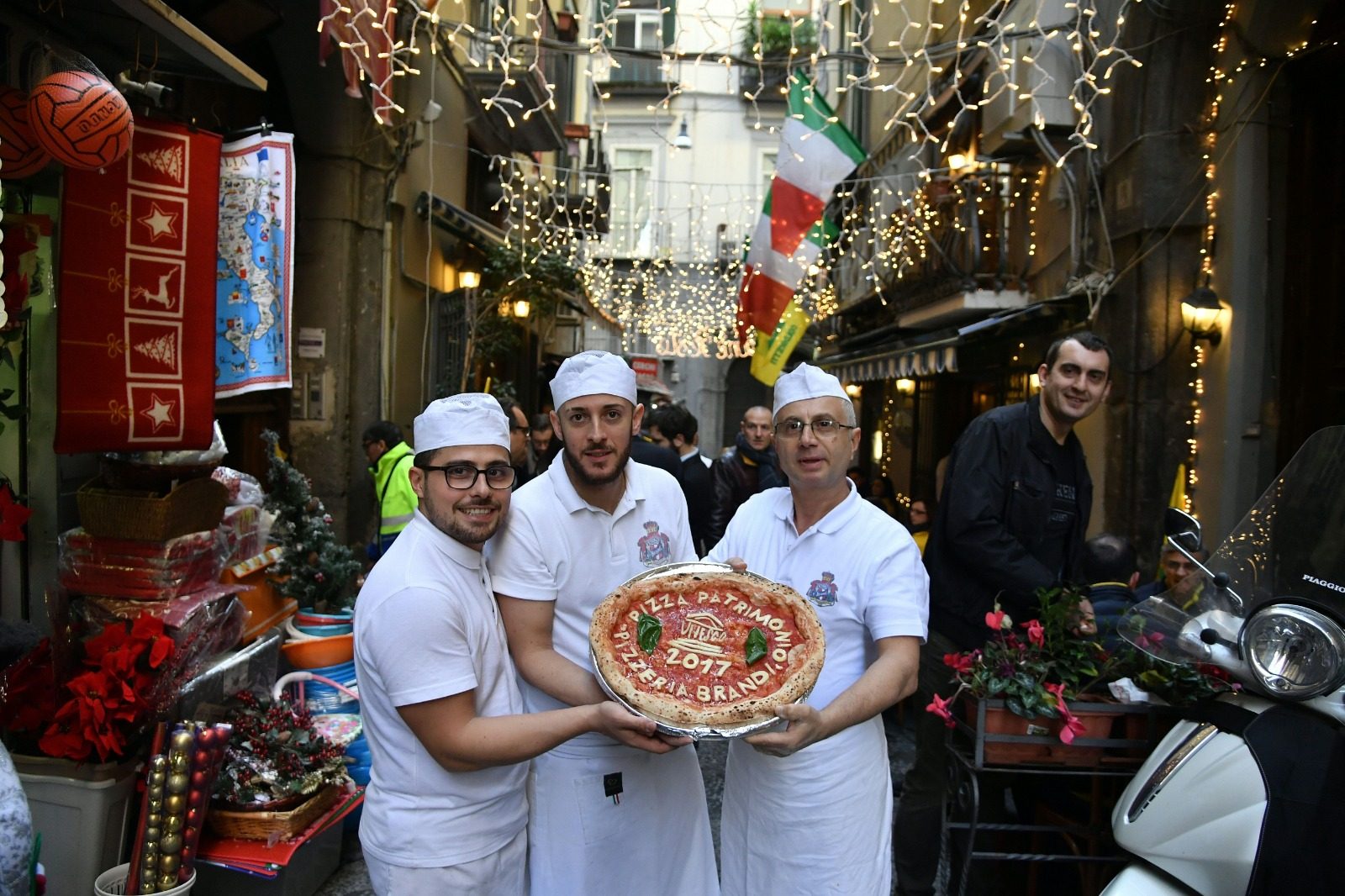 أمام مطعم Pizzeria Brandi في نابولي، خلال الاحتفال بإدراج فن صناعة البيتزا إلى قائمة التراث العالمي / Getty Images
