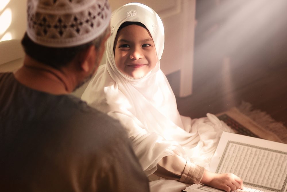 تعليم الطفل الأدعية المختلفة في رمضان فرصة لا تعوض/ shutterstock