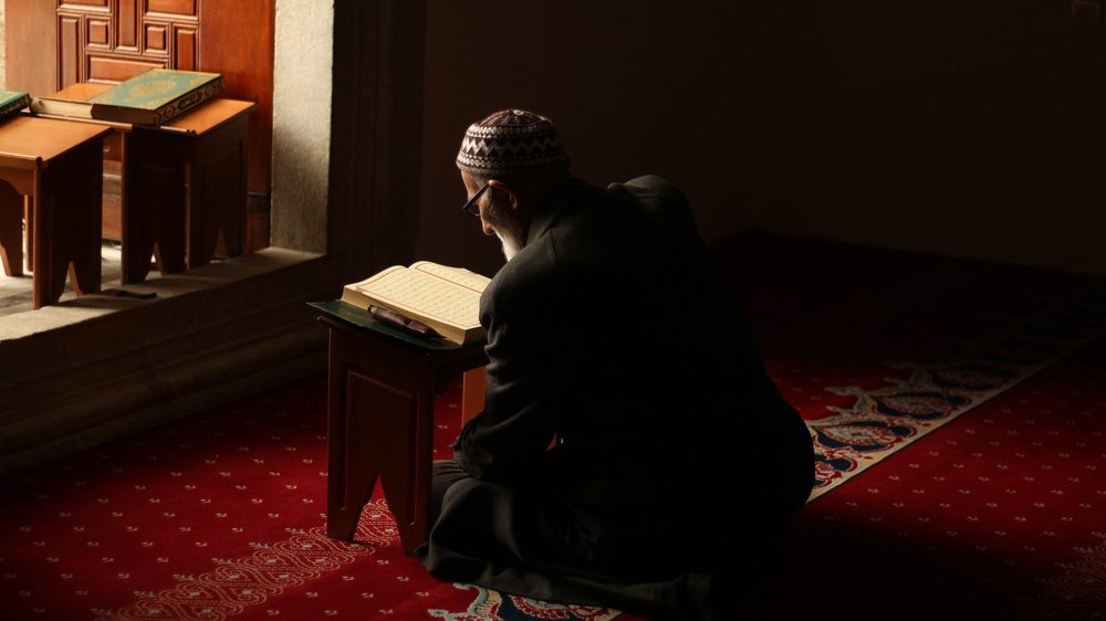 قراءة القرآن الكريم في شهر رمضان/ shutterstock