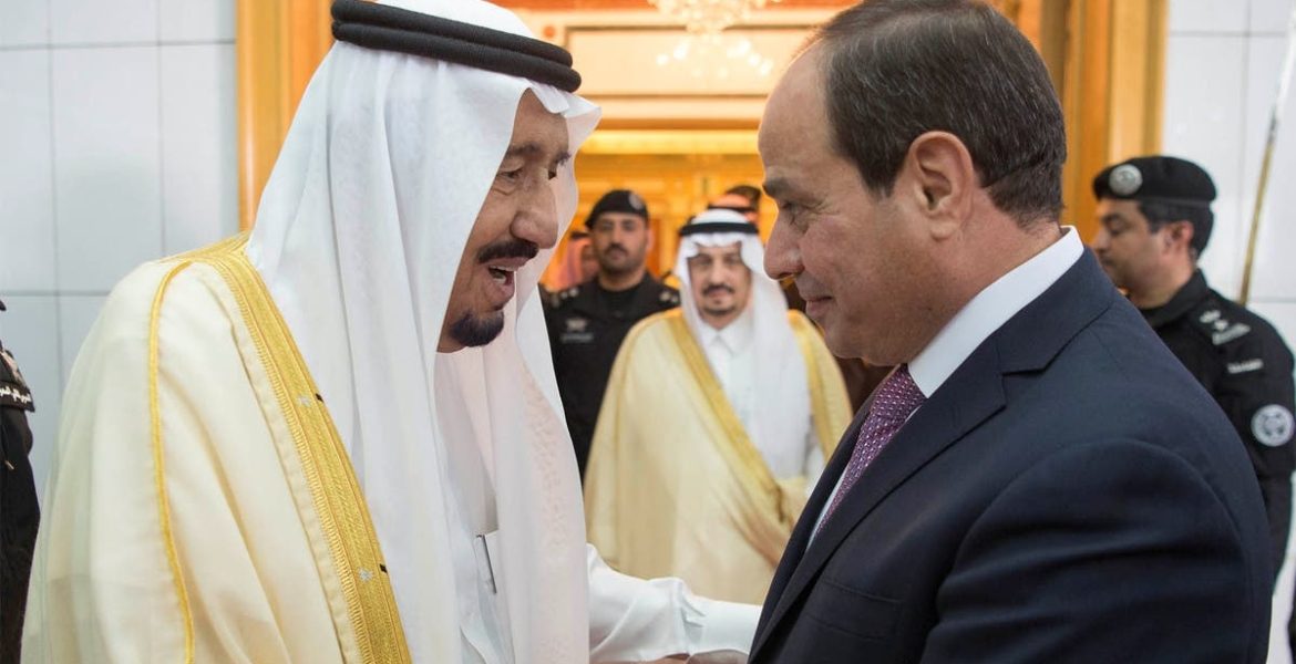 الملك السعودي سلمان بن عبد العزيز والرئيس المصري عبد الفتاح السيسي/رويترز
