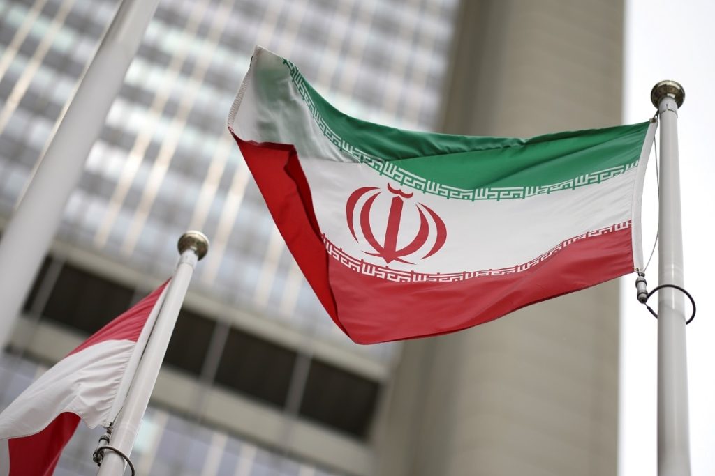 هجوم يستهدف قائداً كبيراً في الحرس الثوري بإيران.. السلطات اعتقلت المهاجمين واعترفت بخسائر