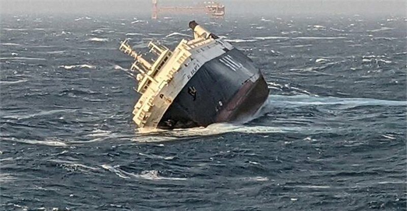 غرق سفينة إماراتية قرب سواحل إيران
