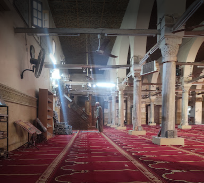 توجد فوق كل عمود قطع خشبية تعرف بـ