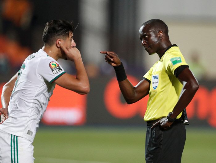 الحكم باكاري غاساما أدار عدة مباريات طرفها منتخب الجزائر (رويترز)