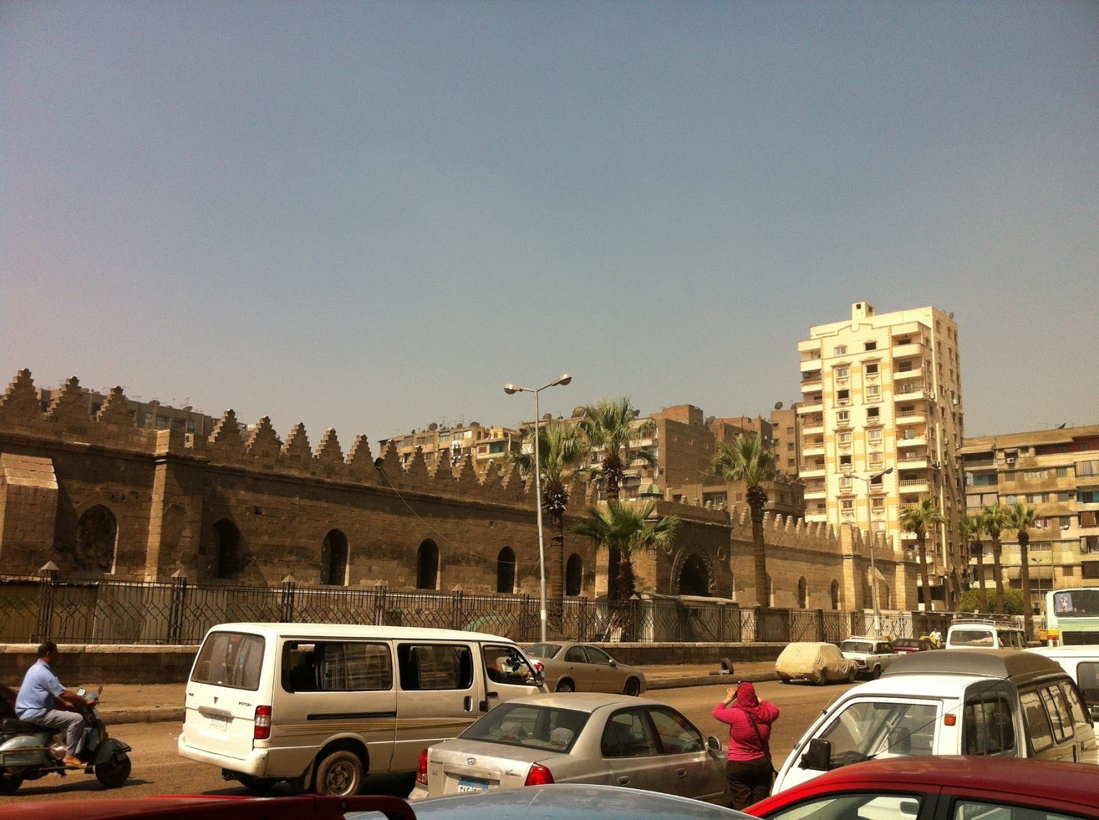 ويكبيديا/ طول الجامع يبلغ 108 أمتار وعرضه 105 أمتار، ويحيط به سور من الحجر يبلغ ارتفاعه 11 متراً