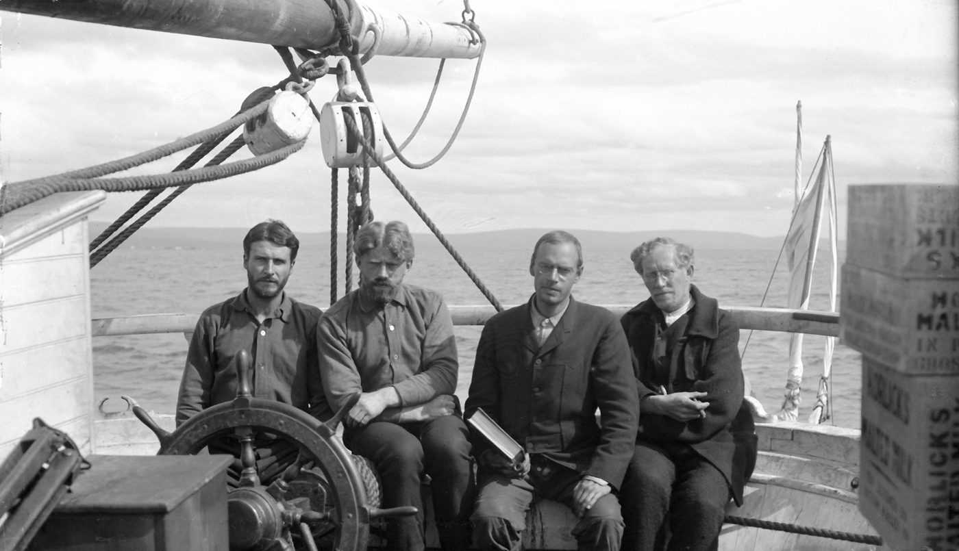 ليفينغويل (الأول من الشمال) وإلى جانبه ميكلسن، خلال الرحلة الاستكشافية لرسم خريطة القطب الشمالي / وكبيديا