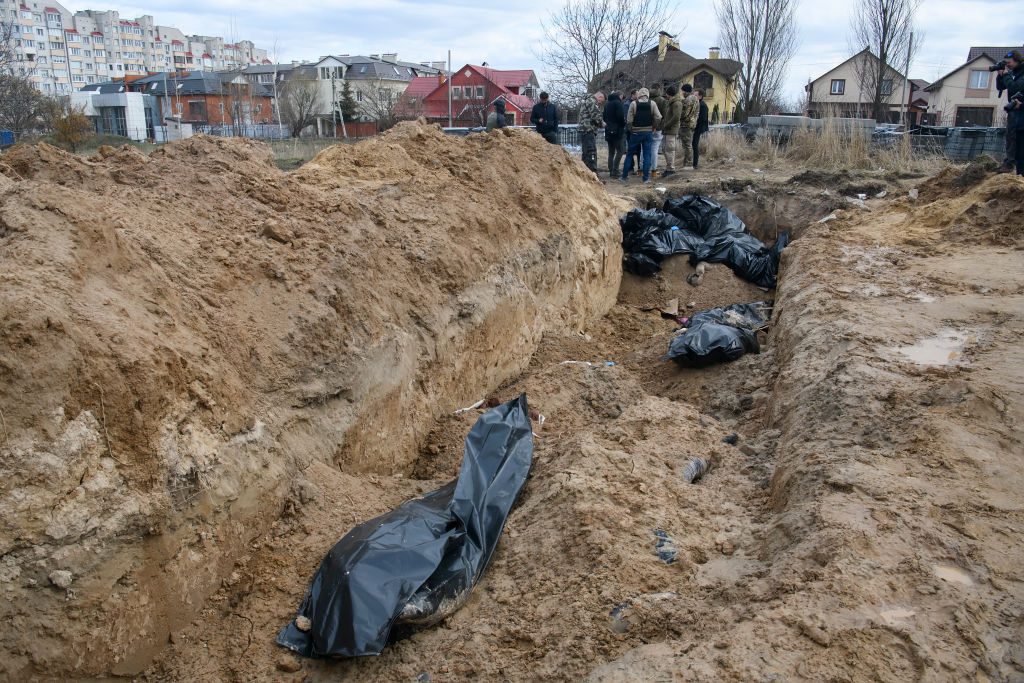 جثث لسكان محليين في أكياس بلاستيكية تم دفنهم في مقبرة جماعية في مدينة بوتشا التابعة للجيش الأوكراني في منطقة كييف، أوكرانيا، 4 أبريل / نيسان 2022/ Getty