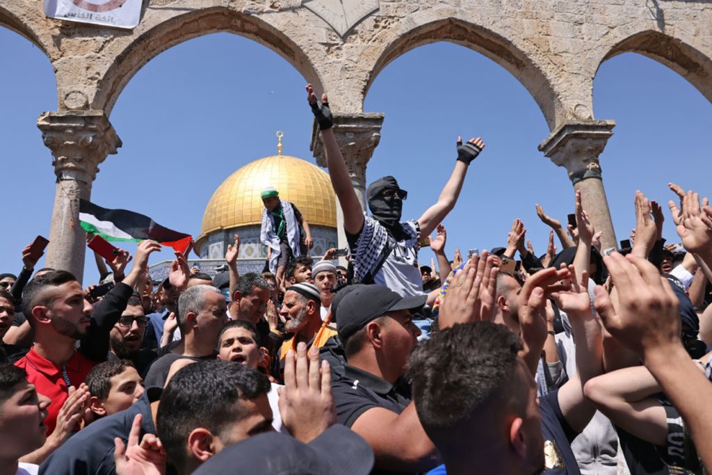 فلسطينيون يتظاهرون في المسجد الأقصى بعد اقتحامه من قبل قوات الاحتلال واعتقال المئات من الشبان المعتكفين داخل المسجد، 15 إبريل 2022/ Getty
