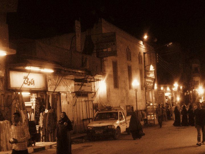 مدخل مسجد سادات قريش كما يبدو مساءً / وكيبيديا