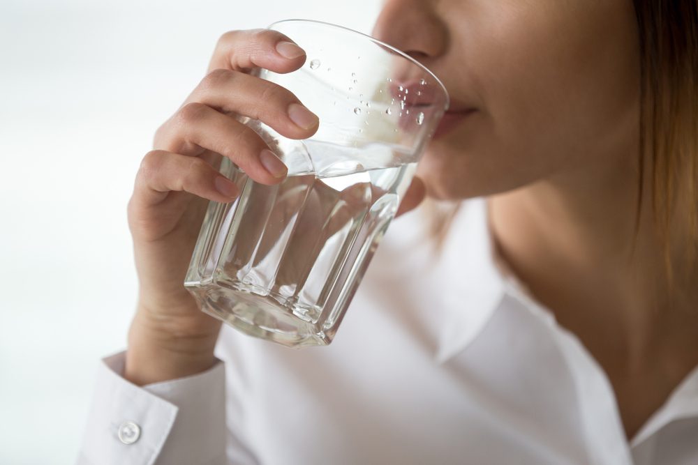 تناول المياه باستمرار قد يكون عرضاً صحياً خطيراً - ShutterStock