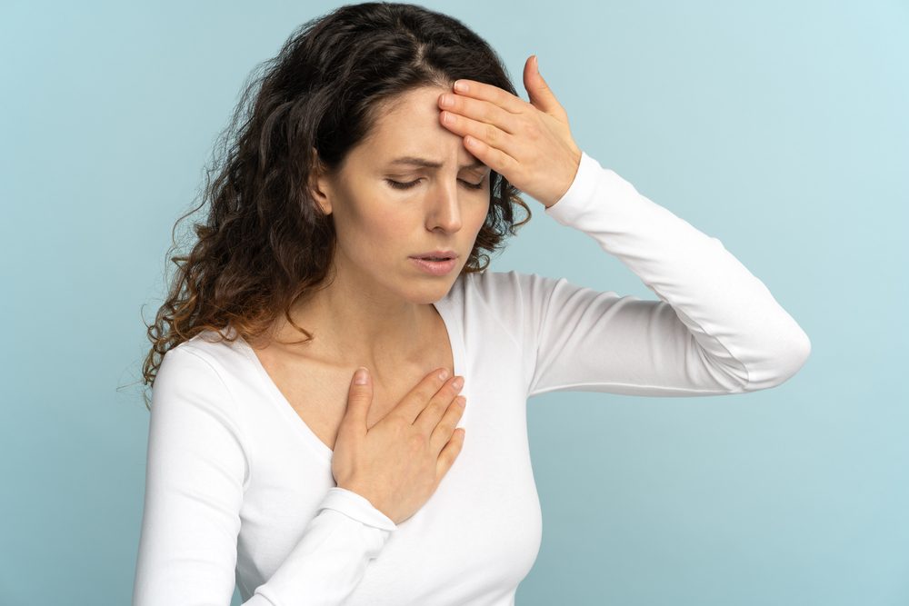من أعراض خفقان القلب الشعور بالنبضات المتسارعة والدوار - ShutterStock