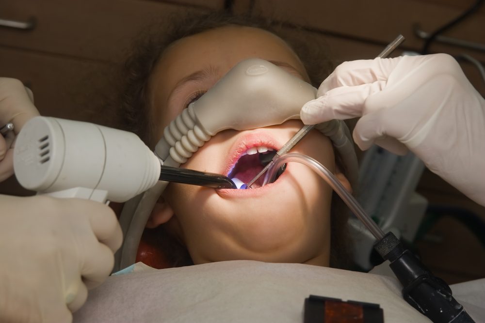 إبرة التخدير والماصة عند طبيب الأسنان في رمضان/ shutterstock