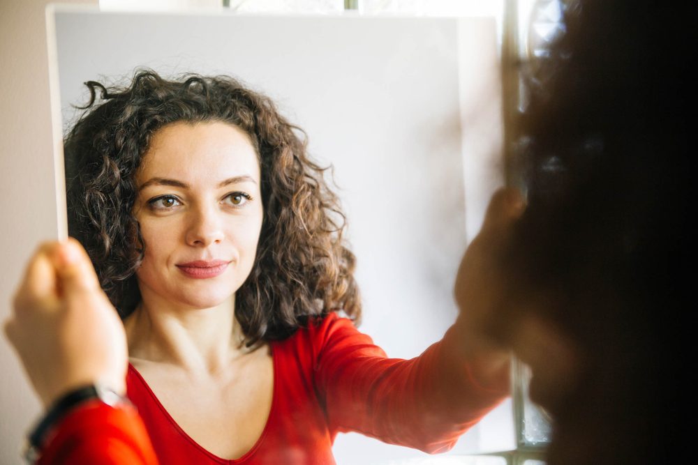 الحديث مع الذات من منظور شخص آخر أثبت الفاعلية في تعزيز التفكير الإيجابي - ShutterStock