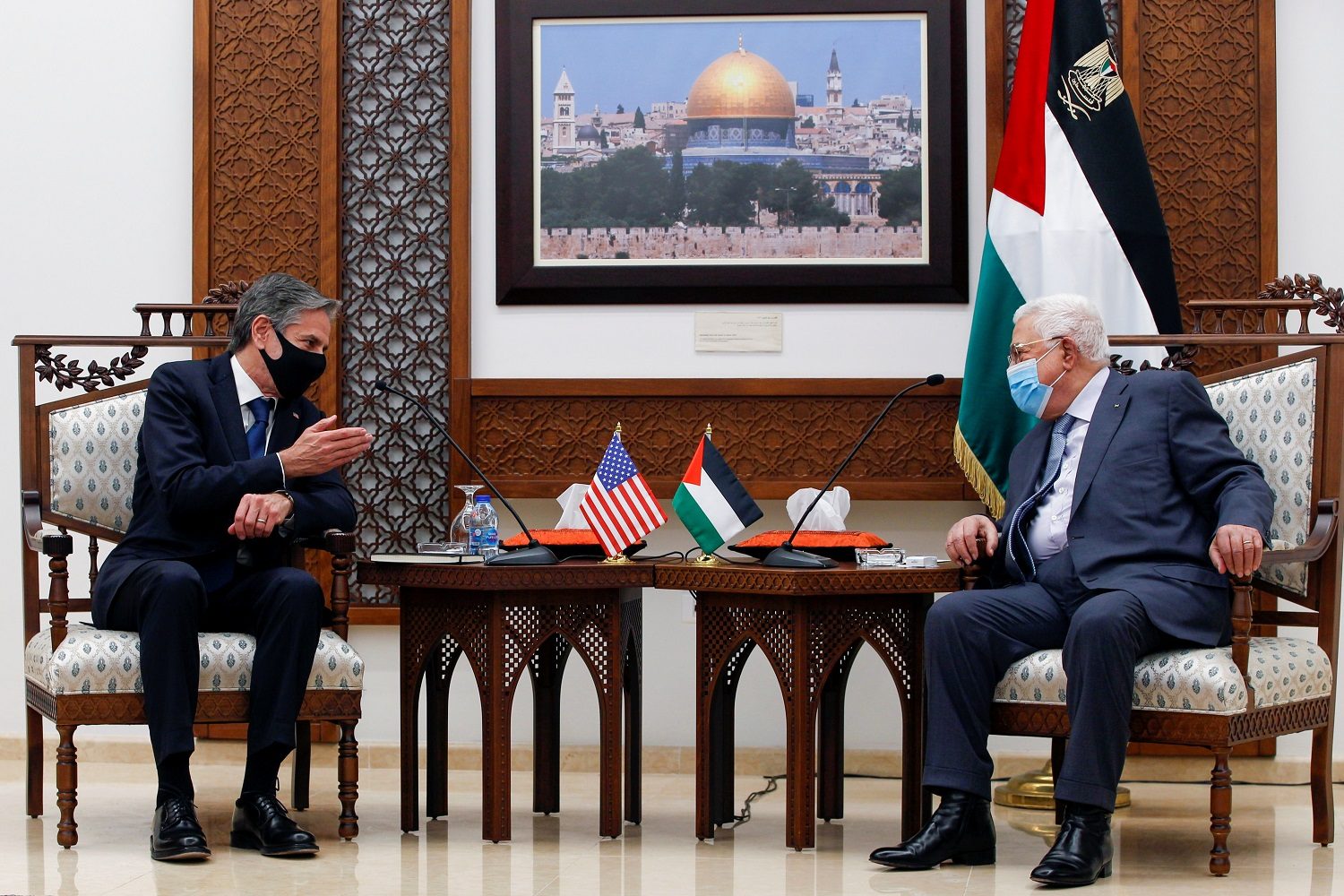الرئيس الفلسطيني محمود عباس ووزير الخارجية الأمريكي أنتوني بلينكن/ رويترز
