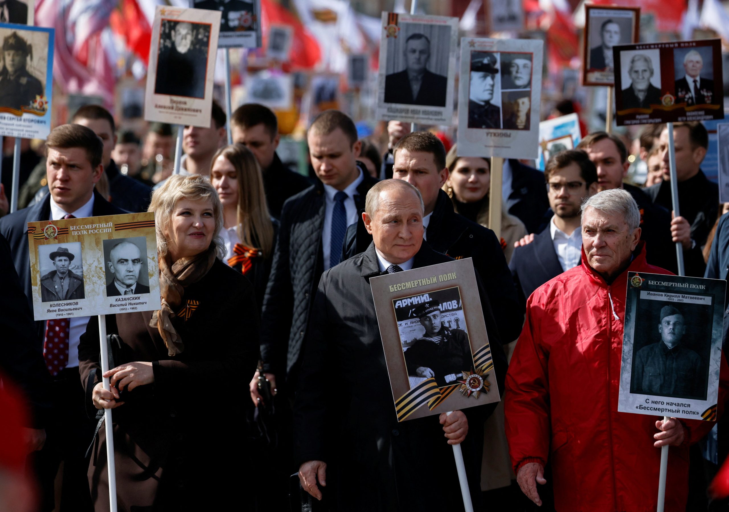 حمل صورة والده الذي أصيب في الحرب العالمية الثانية! بوتين يشارك في مسيرة وطنية بعيد النصر