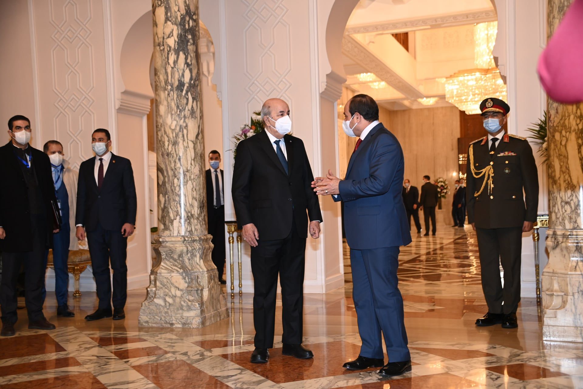 الرئيس المصري عبد الفتاح السيسي أثناء استقباله للرئيس الجزائري عبد المجيد تبون (الرئاسة الجزائرية)