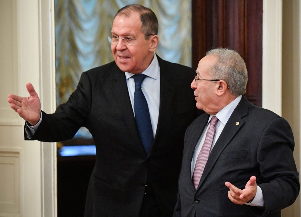 لماذا زار وزير الخارجية الروسي الجزائر وسلطنة عمان؟ هذا ما تريده موسكو من المنطقة
