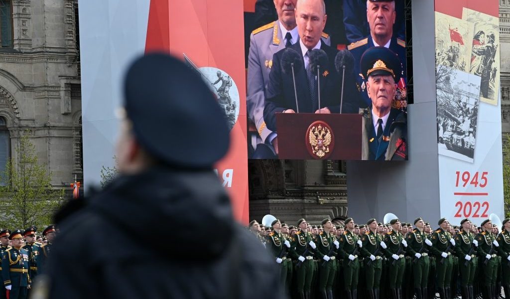 حمل صورة والده الذي أصيب في الحرب العالمية الثانية! بوتين يشارك في مسيرة وطنية بعيد النصر
