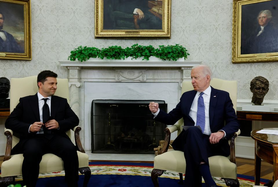 الرئيس الأوكراني فولوديمير زيلينسكي مع الرئيس الأمريكي جو بايدن/رويترز