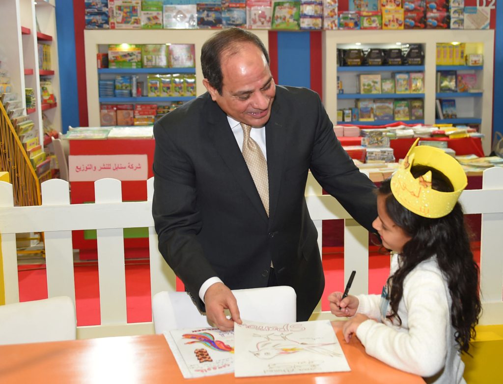 الرئيس المصري عبد الفتاح السيسي مع طفلة في افتتاح معرض القاهرة الدولي للكتاب في دورته الخمسين عام 2019/ رويترز