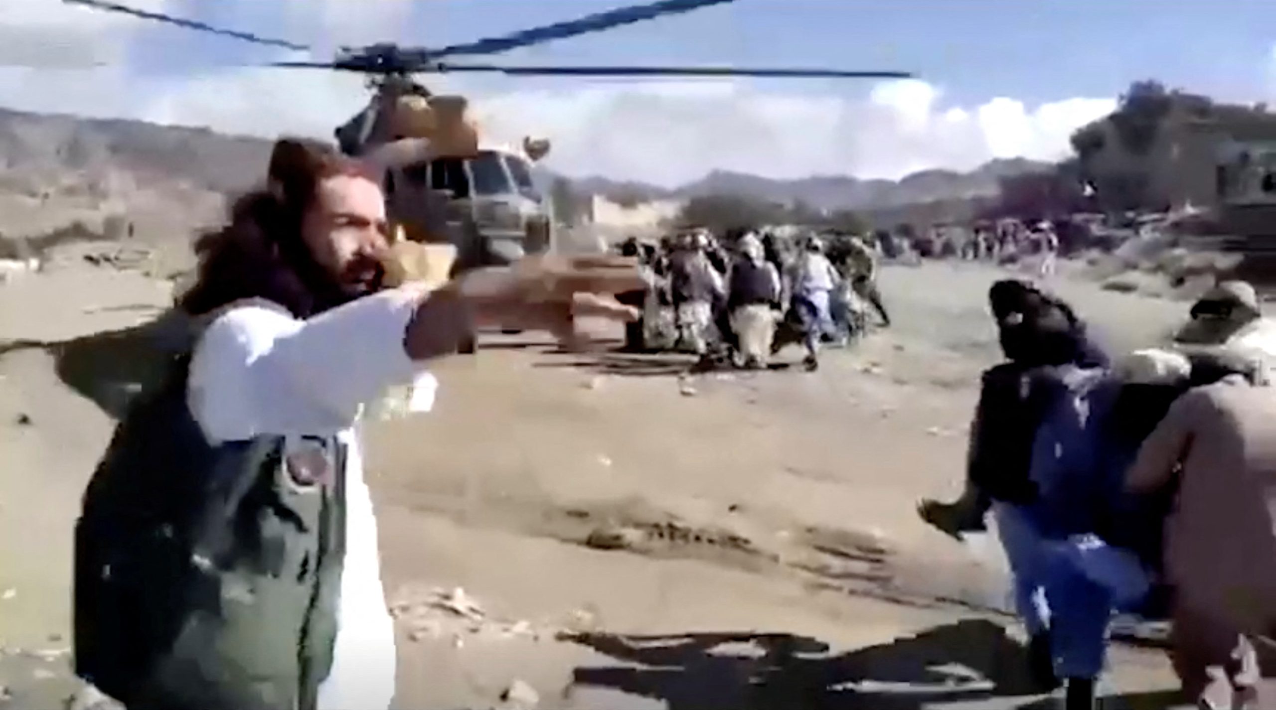 ارتفاع حصيلة ضحايا زلزال أفغانستان لنحو ألف قتيل.. فيديوهات لتحوُّل منازل إلى أنقاض وجثث مغطاة