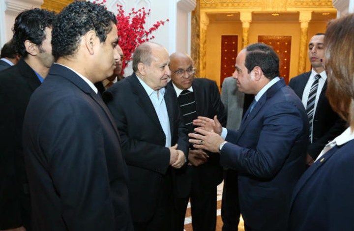 الرئيس المصري مع المؤلف الراحل وحيد حامد