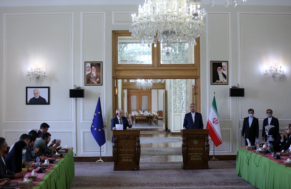 وزير الخارجية الإيراني حسين أمير عبد اللهيان ومسؤول السياسة الخارجية بالاتحاد الأوروبي جوزيف بوريل/ الأناضول