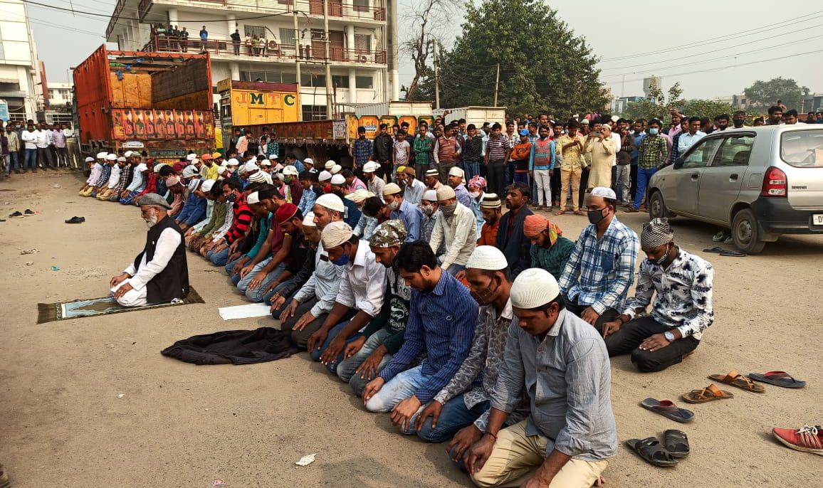 المسلمون في مدينة غورغاون الهندية يشكون تناقص أماكن الصلاة (تويتر)