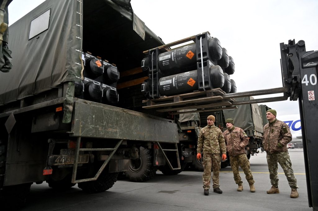 صواريخ جافلين المضادة للدبابات خلال وصولها أوكرانيا /getty images
