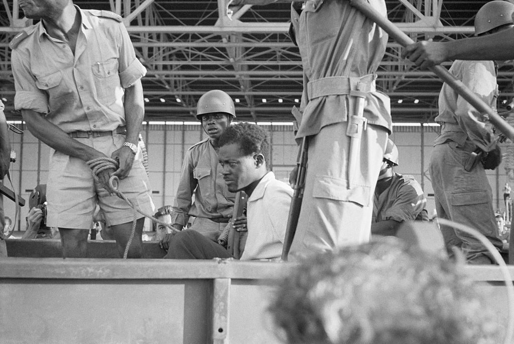 لومومبا في شاحنة تابعة للجيش الكونغولي بعد اعتقاله عام 1960 / Getty Images