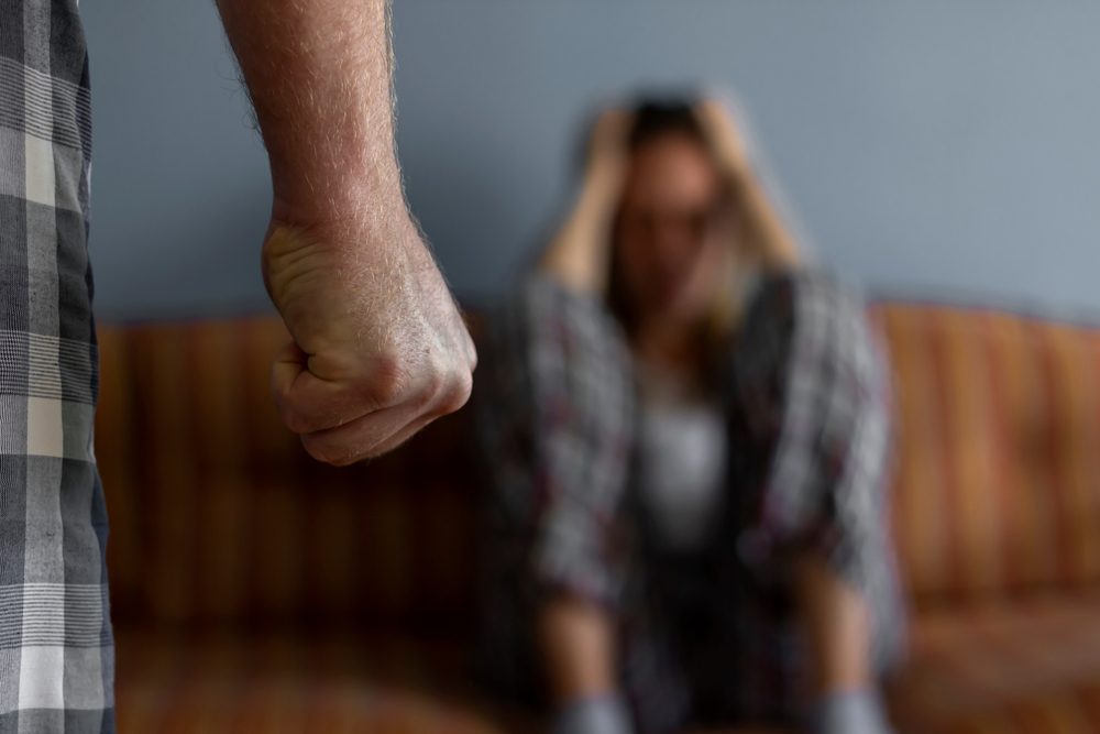 العنف الأسري الذي تعاني من السيدات في المجتمع/ shutterstock